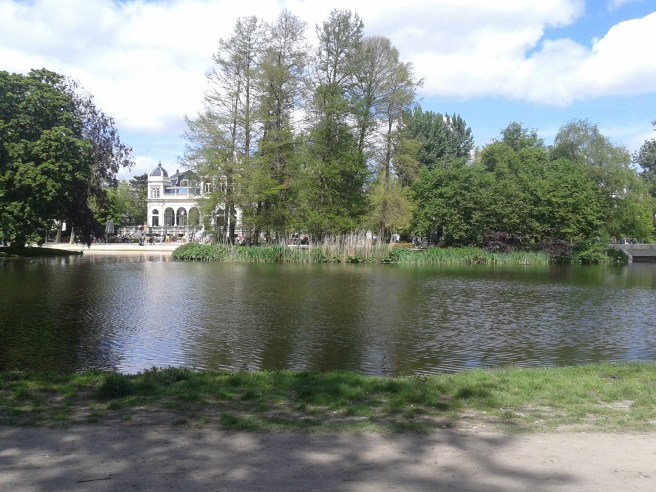 Små dammar och vattendrag överallt, här i Vondelpark.