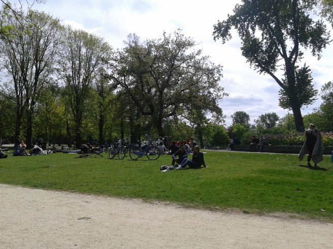 Så här skulle det gärna få se ut i parkerna i Finland. Här finns stora skräplådor, inte snygga förstås, men huvudsaken är att inget skräp blir på gräsmattorna. Jag bara älskar denna atmosfär!