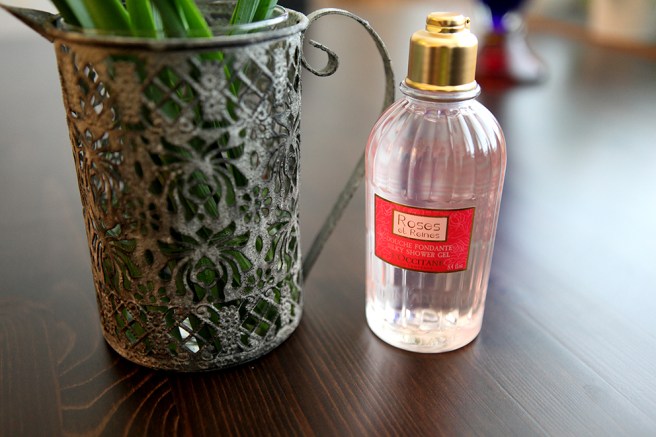 En vacker vas, som också fungerar som ljushållare fick jag av min syster och en lyxig duschkräm av K16-gänget.