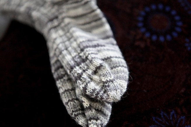 Min mor är en hejare på att sticka. Om våren fortsätter i kyliga tecken kan jag få användning för det här paret fortare än jag anar.