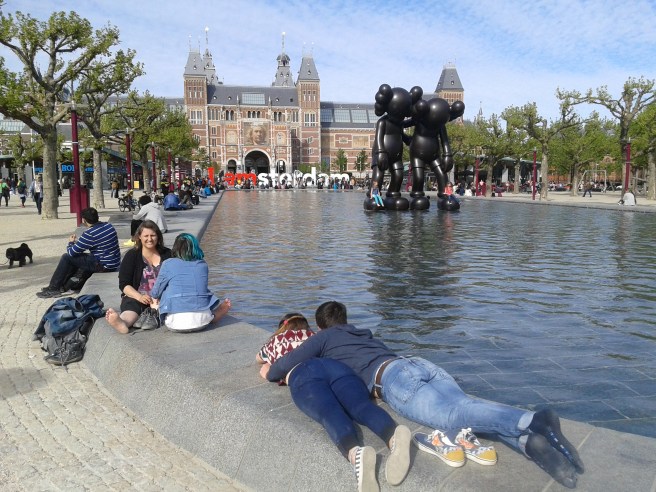 Människor njuter av vårsolen och av att få vara tillsammans.