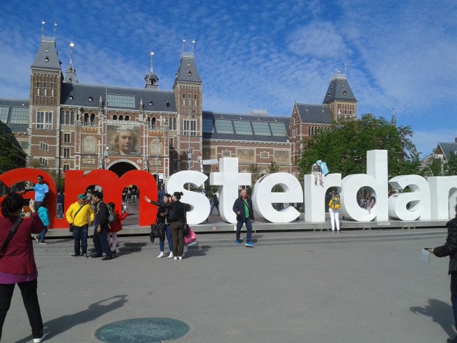 Här är det liv och rörelse om eftermiddagar och kvällar då folk klättrar upp på bokstäverna och poserar för fotografering.