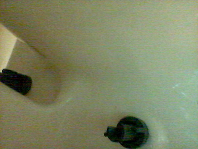 Under toastolen... man ska vara nästan akrobat för att nå skruvarna.