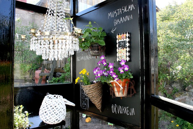 En gammal telefonkiosk i ny användning.