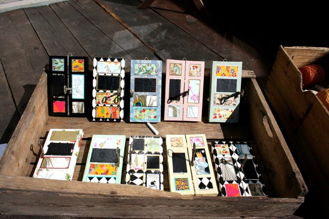 Dörrar för småfolk till salu.