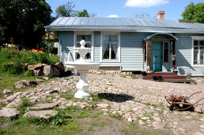 Sluttande backe med kullerstenar. Det porlande ljudet från springbrunnen är roingivande.