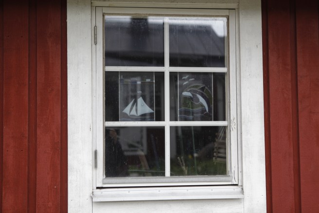 Det här fönstret finns på gården Ilenna i Garnison i Lovisa.