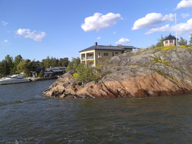 Vi glider förbi de flashigaste villorna på Degerö.