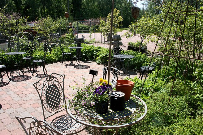 En liten handelsträdgård men här finns massor till salu, också trädgårdsprydnader.