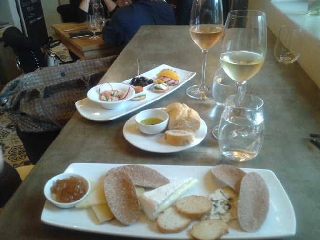 Ostar, kex, lax, ankbröst, oliver och annat smått och gott på tapastallrikarna.