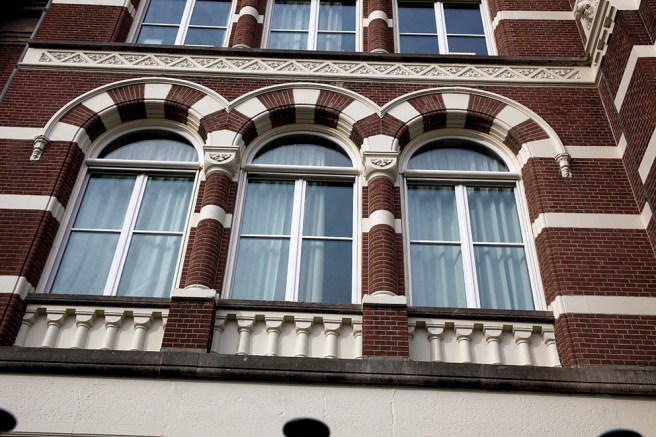 Några fönster i centrala Amsterdam.