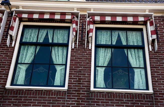 Fler fönster från fiskarbyn Volendam i Nederländerna.