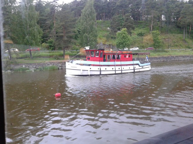 Medan vi åt på restaurang Johans tuffade båten Fredrika förbi.