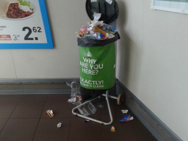 Skräpkorgen är där för upp- och nedgången vid en rulltrappa till en stor dagligvaruaffär skulle hållas ren. Men så här såg det ut. Skräpkorgen som låg på tio meters avstånd var i sin tur tom.