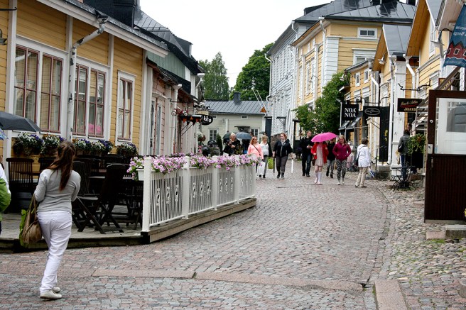 Paraplyer? Det regnade ju inte. Det var ena skygga varelser, säkert kändisar som ville dölja sig för kameran.