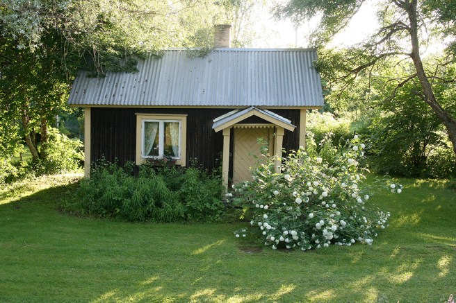 Samma stuga fotograferad från annan vinkel.