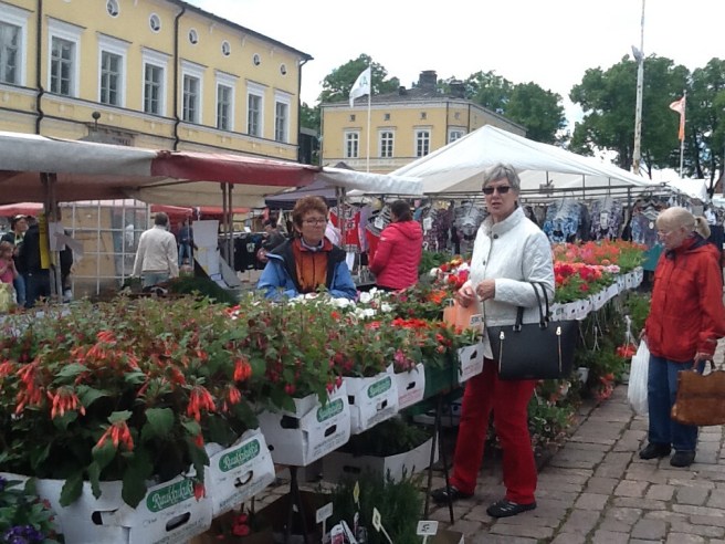 FasterAster och jag kollar blommor. Köpte slutligen från ett annat stånd.