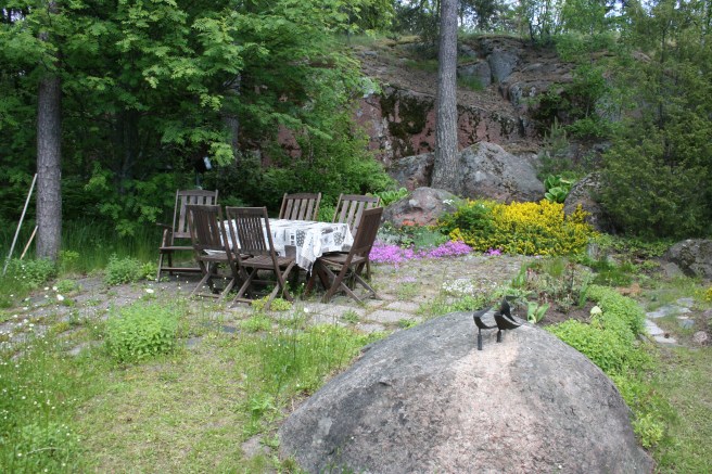 Vacker skogstomt med naturträdgård.