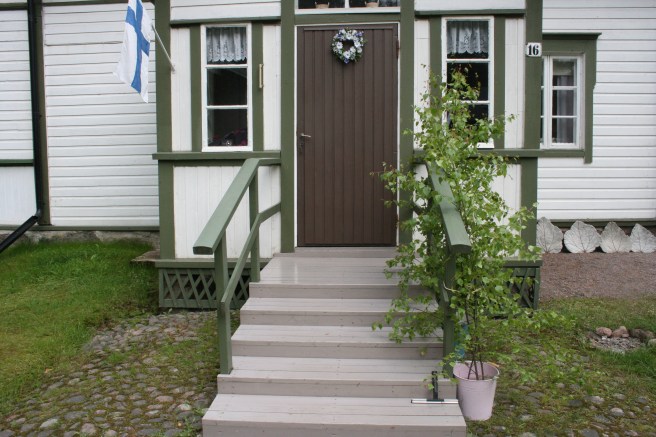 Så fint, enkelt men traditionellt med björkar, krans och flagga som välkomnar till sommarstället.