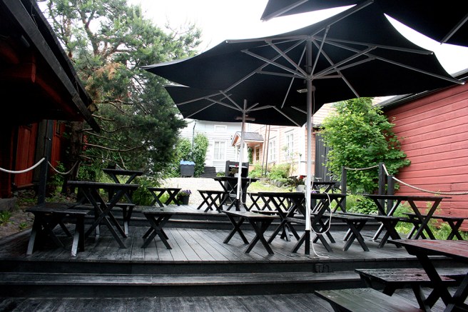 En del av uteserveringen, den andra delen vetter mot ån.