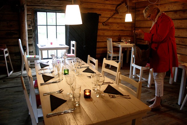 Mycket stämningsfullt inne i strandboden vid ån.