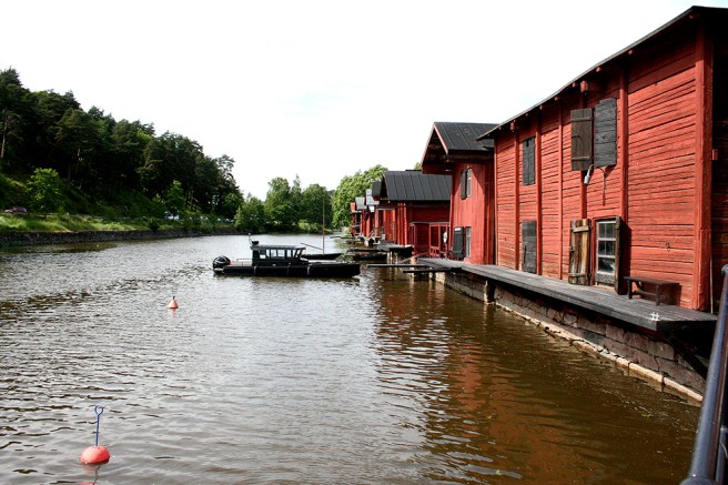 Ja, och det här är väl en av de mest fotograferade vyerna i Borgå. Strandbodarna vid ån.