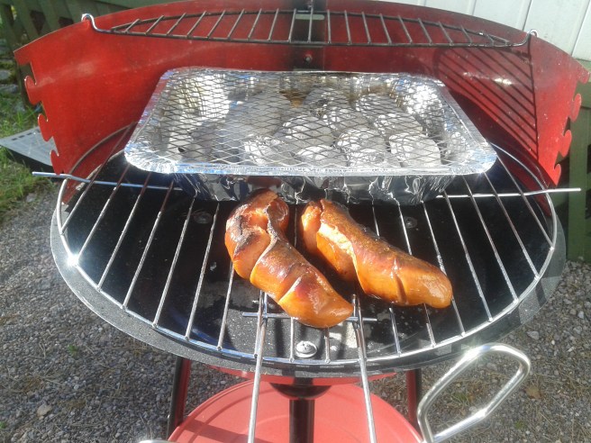 I går grillade vi på engångsgrill för att det är enklast så. Väldigt lite att städa bort. Här ligger korvarna och svalnar i väntan på att åka ner i våra magar.