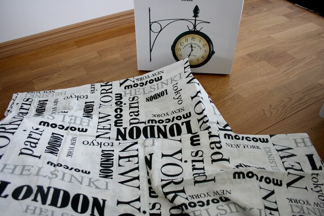 Varför ligger lakanen på golvet? Jo, för att de snart ska i tvätten, har hört att man bör tvätta ny lakan innan man använder dem på grund av något medel det är stärkta med?