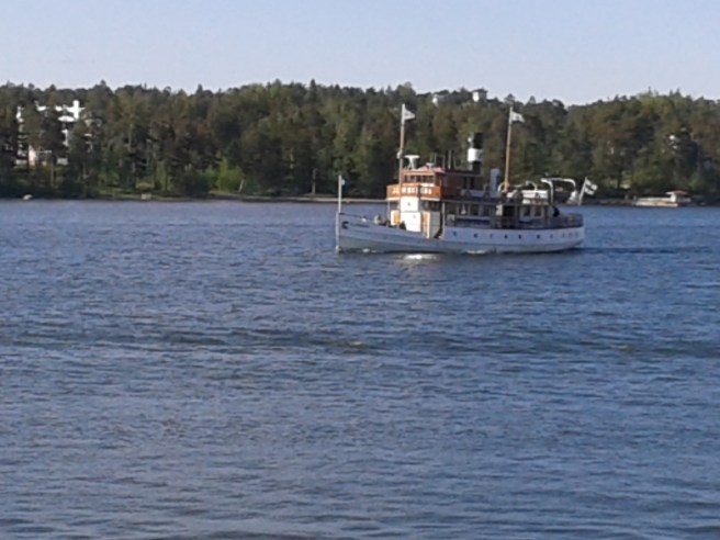 Vi får möte med en annan kryssningsbåt, J. L. Runeberg.