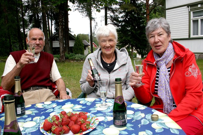 Glad midsommar - skål!