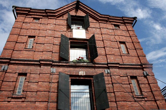 Fasaden som vetter mot ån.