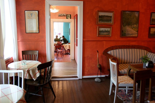 Finns många fina små och mysiga rum att dricka te eller kaffe i på Runda Munken.