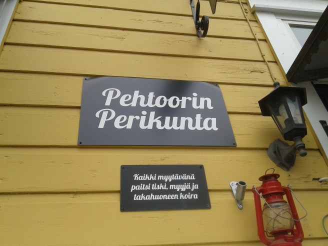 Allt är till salu förutom disken, försäljaren och hunden i bakrummet, står det på den här skylten.