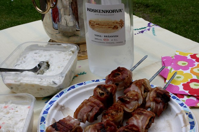 Champinjoner inlidade i bacon. På bordet fanns också kyckling, grillade korvar och sallad.