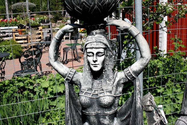 Statyer i olika skepnader och storlekar.