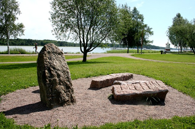 I parken finns stenar i olika formationer.