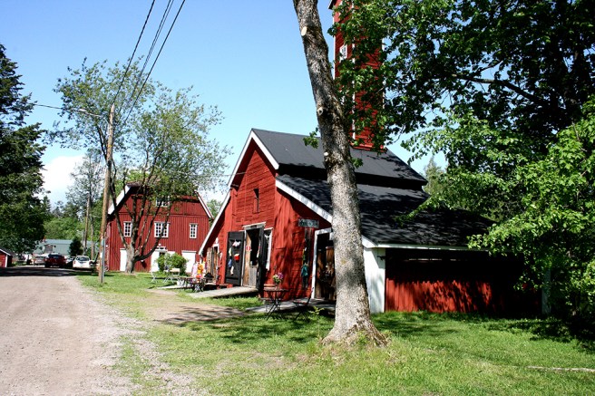 Härifrån visade jag tidigare i våras en bild. Nu hade bodarna som säljer hantverk öppnat.