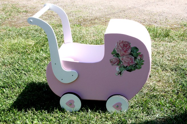 En liten dockvagn till familjens minsta? Eller kanske att plantera blommor i?