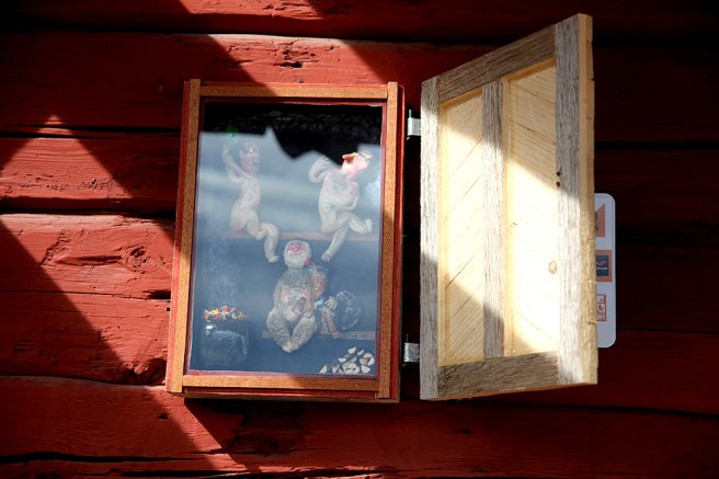 Tre män och en hund på bastulaven bakom småfolkets dörr på Skeppsbron.