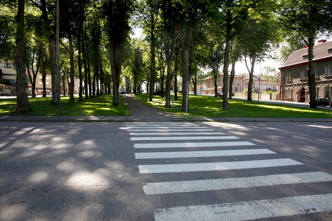En park som inte  har nåt namn? Polisstationen till höger, restaurang Zilton till vänster. Kallar den Centrumparken.