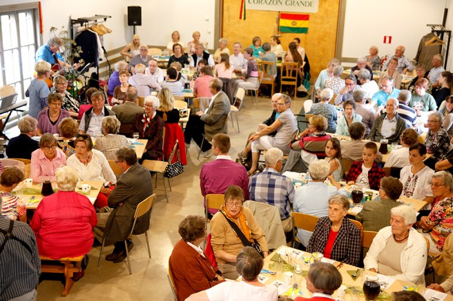 Kring 120 personer kom på välgörenhetsfesten i Österstjernans hall.