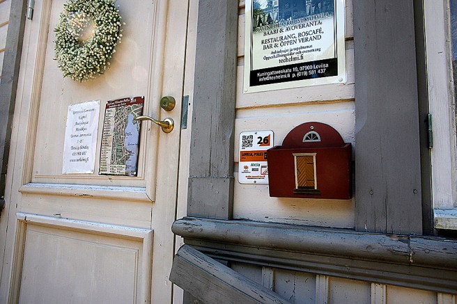 En dörr invid en dörr på sommarrestaurang Kapellet.