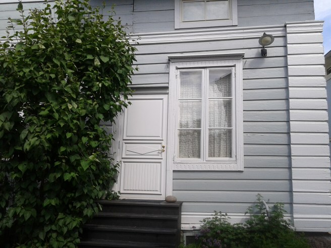 Här gillar jag kombinationen av fönster, dörr och grönska.