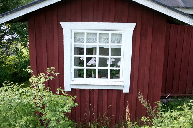 Den somriga inramningen gör verkligen det här fönstret extra fint.