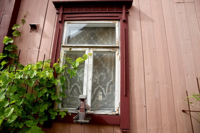 Ett av fönstren på cafeterian Tuhannen Tuskan kahvilas gårdsplan.