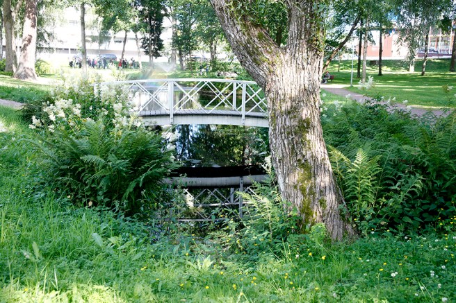 Här kunde ordnas picknicks men oftast är det helt lugnt på gräsmattorna. I bakgrunden ändå något jippo på gång :-)