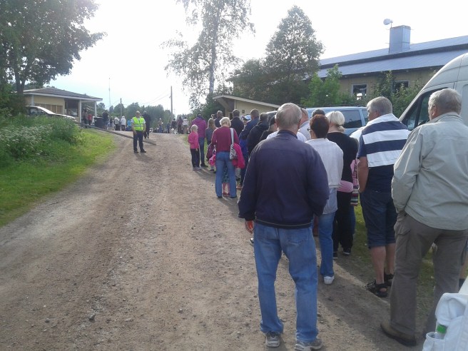 Så här lång var kön då vi kom till travbanan. Kul att så många trivs på sommartraven i vår stad.