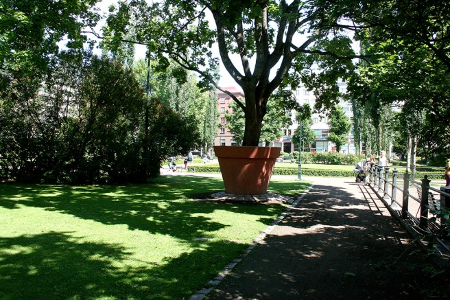 En jättekruka i samma park.