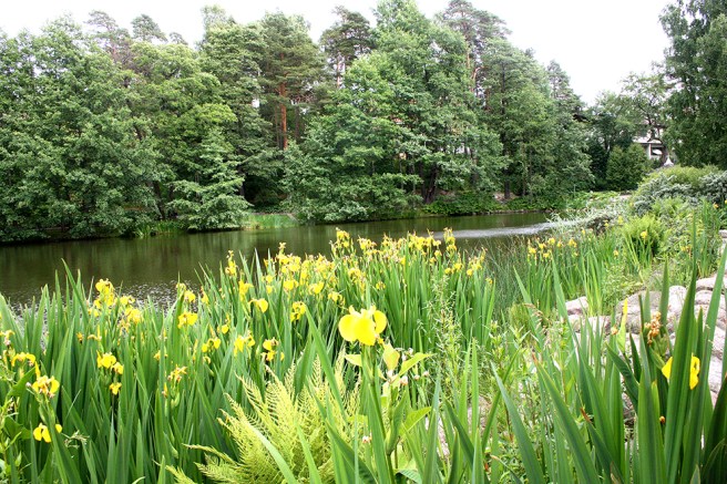 Promenaden går vidare på andra sidan vattnet...
