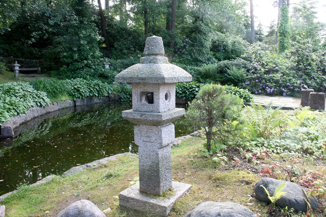 I parken finns många olika prydnader.